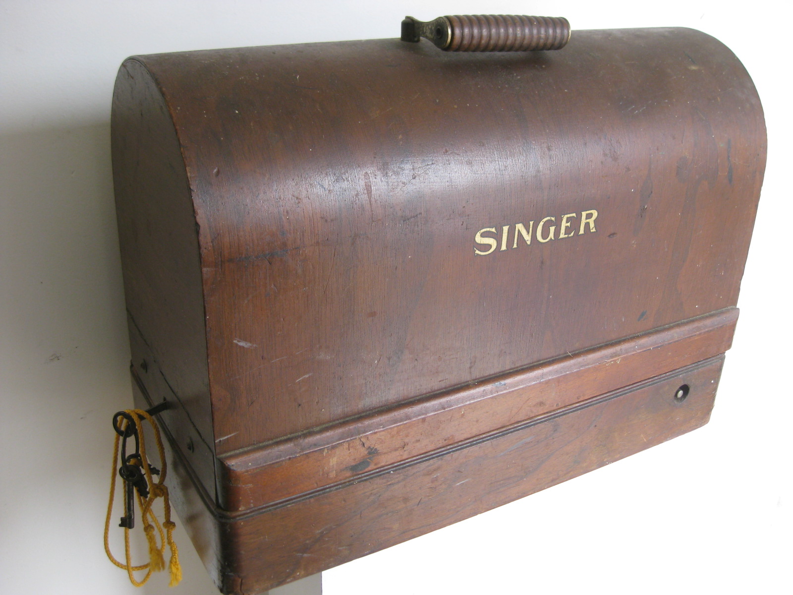 SEWING MACHINE, Vintage Singer 1918 in Wooden Case